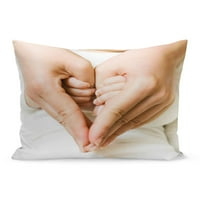 Preslatka beba drži mamin prst i zajedno čine jastučnicu u obliku srca, jastučnicu-navlaku za jastuk