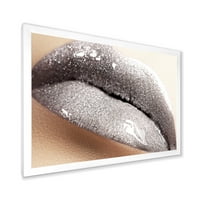 Izbliza ženskih usana s blistavom srebrnom uokvirenom fotografijom, umjetničkim ispisom na platnu